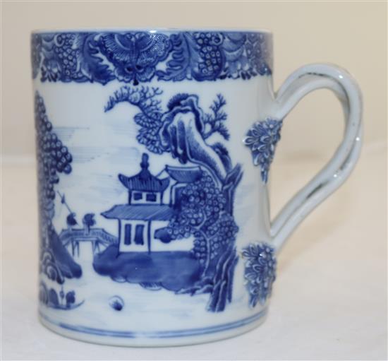 A large Chinese export blue and white mug, Qianlong period, 14.5cm